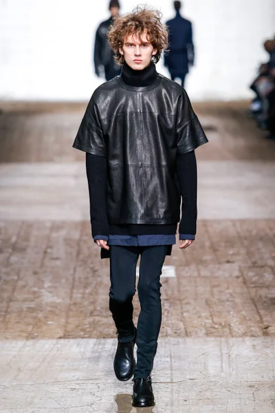 Look 16